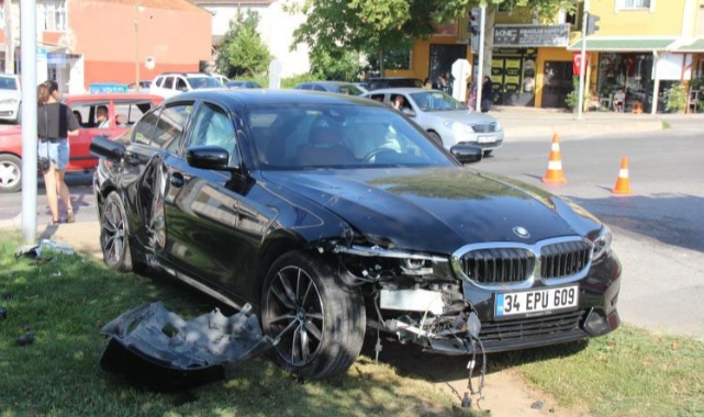 Kocaeli'de lüks otomobil ile hafif ticari araç çarpıştı