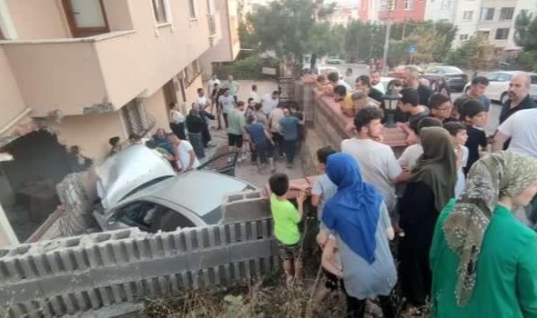 Kocaeli'de otomobil bahçeye uçtu: 2 yaralı