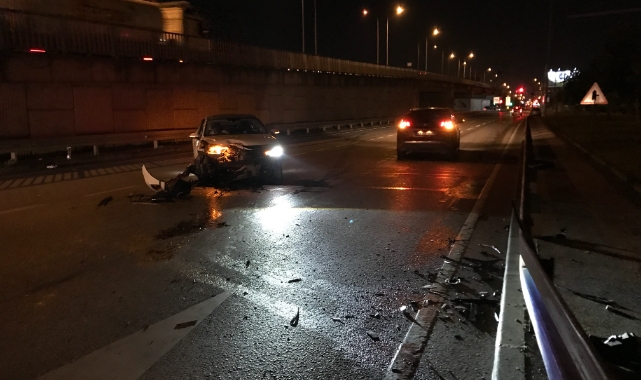 Kocaeli'de otomobil bariyerlere çarptı: 1 yaralı