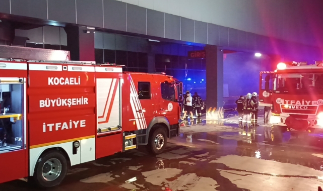 Kocaeli'nde toptan markette yangın