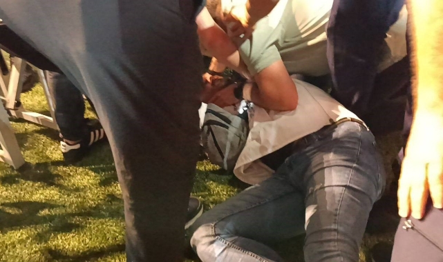 Konserde eğlenirken bir anda yere yığıldı!