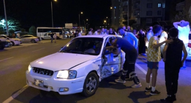 Kontrolden çıktı park halindeki araçlara çarptı!