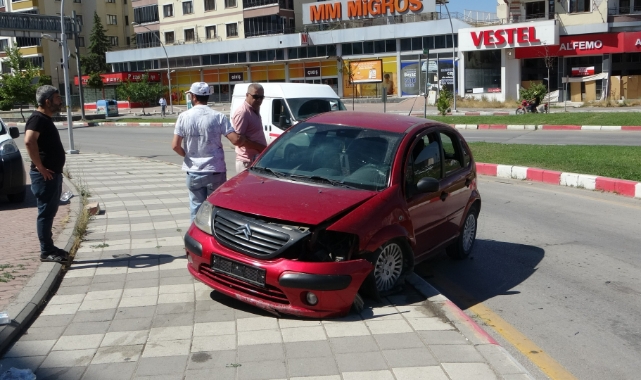 Kontrolden çıkan araç refüje çarptı! 2 yaralı