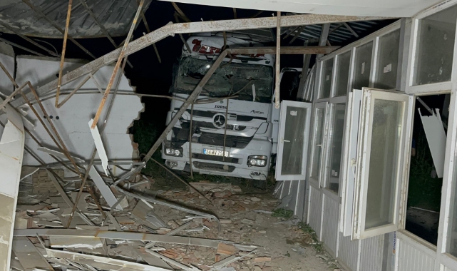 Kontrolden çıkan tır başka tıra çarpıp prefabrik yapıya daldı