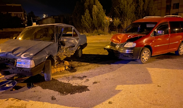 Konya'da 2 araç çarpıştı: 2 yaralı