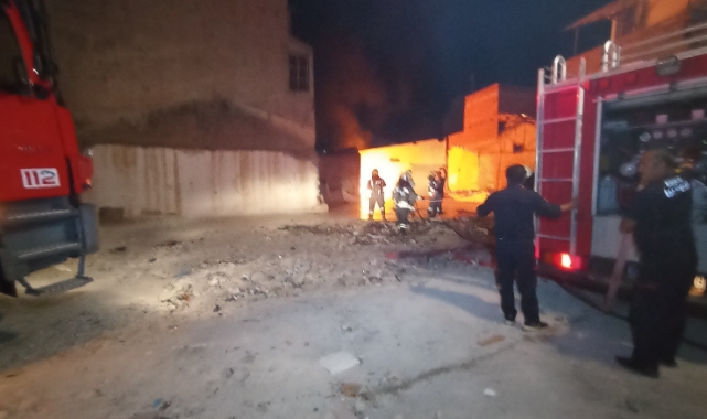 Konya'da kağıt deposu alev alev yandı