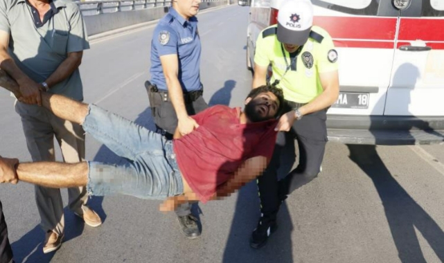 Köprüde kendini yaralayan şahıs etkisiz hale getirildi