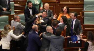 Kosova Meclisi'nde kavga çıktı