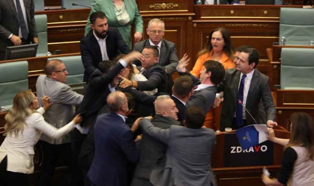 Kosova Meclisi'nde kavga çıktı