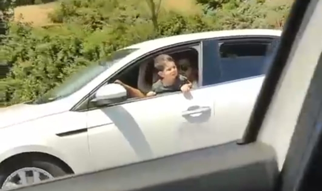 Kucağında çocukla araba kullandı