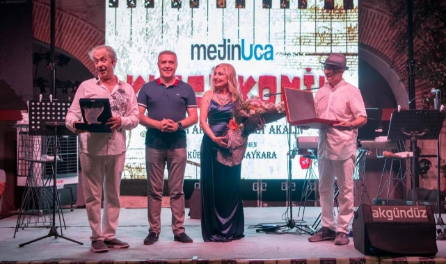 Kuşadası'nda müzikal gösteri