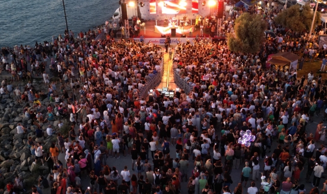 Kuşadası Sokak Festivali renkli bir açılışla başladı
