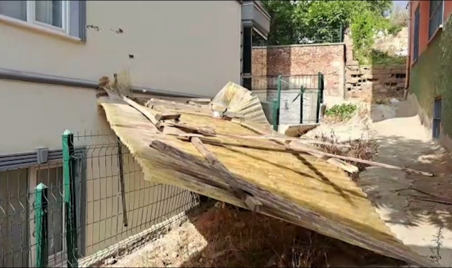 Kuvvetli rüzgar evin çatısını uçurdu