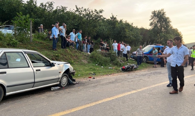Kuzenlerin kullandığı otomobil ile motosiklet çarpıştı