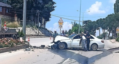 Lüks araç direğe çarparak durabildi!