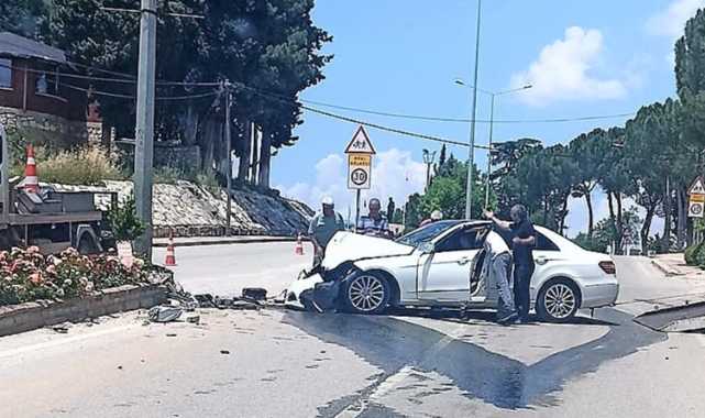 Lüks araç direğe çarparak durabildi!