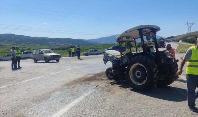 Manisa'da otomobil ile traktör çarpıştı: 7 yaralı