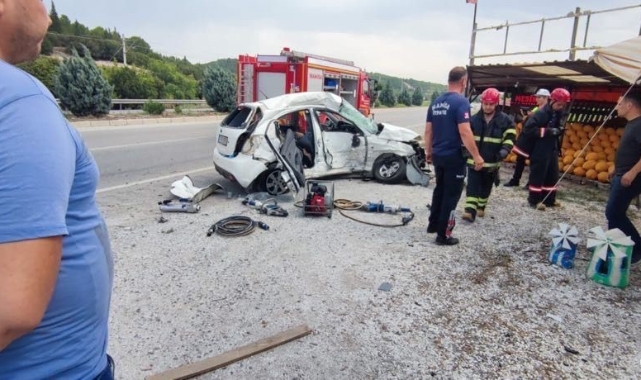 Manisa'da otomobil kamyonetle çarpıştı: 1 ölü, 3 yaralı