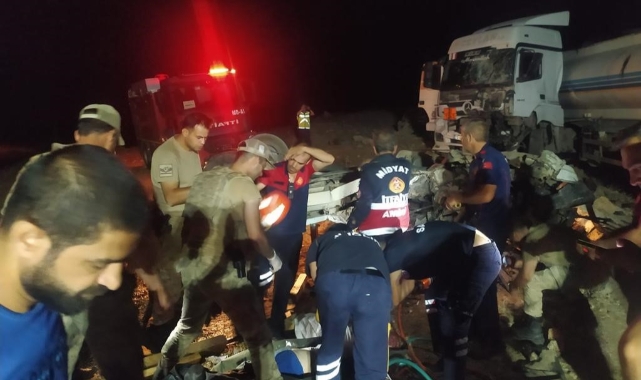 Mardin’de tanker ile kamyonet kafa kafaya çarpıştı