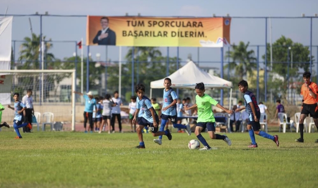 Mersin'de çocuk futbol turnuvası başladı