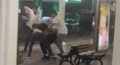 Metro istasyonunda yumruklar havada uçuştu