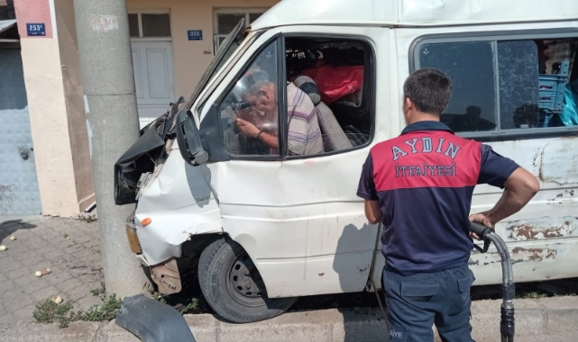 Minibüs aydınlatma direğine çarptı: 1 yaralı