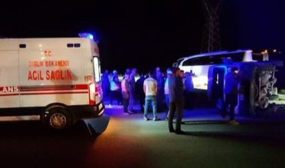 Minibüs ile otomobil çarpıştı: 17 yaralı