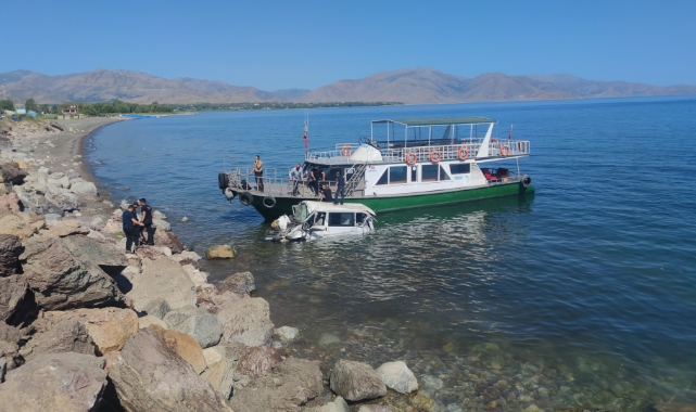 Minibüs Van Gölü’ne uçtu: 11 yaralı