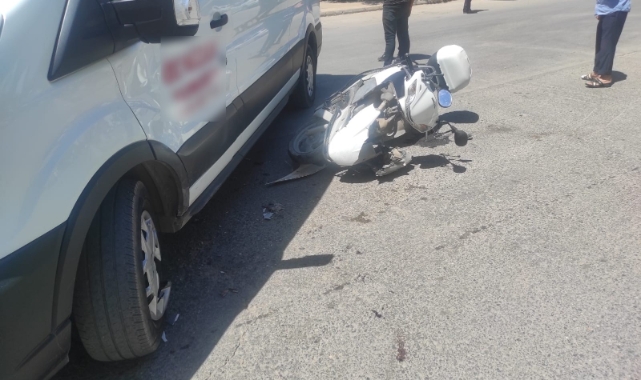 Motosiklet ile minibüs çarpıştı: 1 yaralı