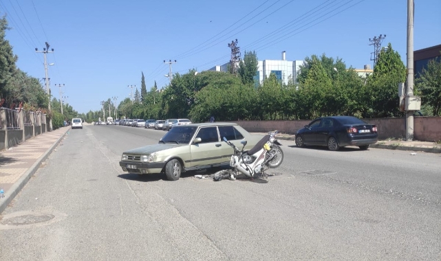 Motosiklet ile otomobil çarpıştı