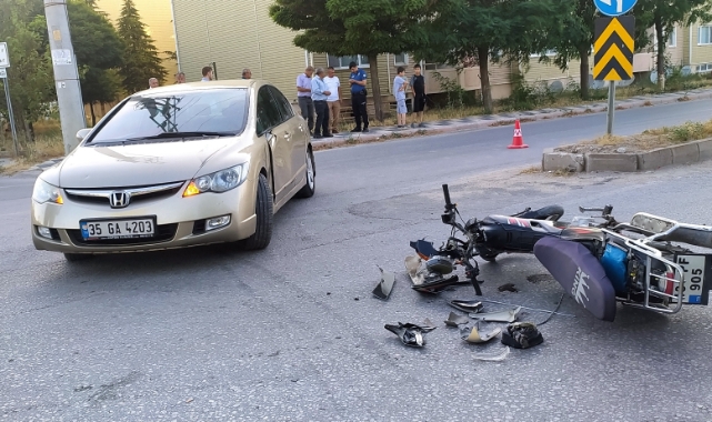 Motosiklet otomobile çarptı: 1 yaralı