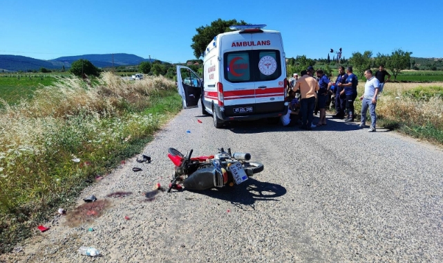 Motosiklet traktöre çarptı: 2 yaralı