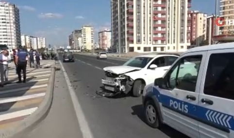 Motosikletli polis timi ile otomobil çarpıştı: 2 yaralı
