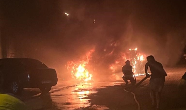Muğla'da 2 araç alev topuna döndü