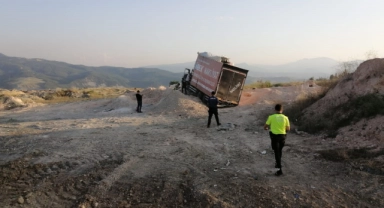 Nakliye kamyonu toprak yığınına saplandı
