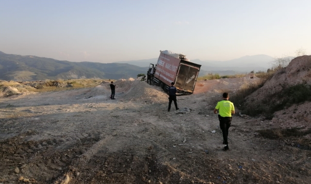 Nakliye kamyonu toprak yığınına saplandı