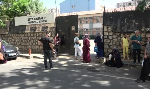 Nefes nefese son dakikada sınava yetiştiler