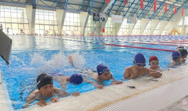 Niğde’de 15 bin Kişiye Yüzme Öğretildi