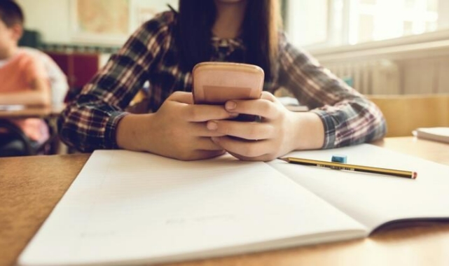 O ülke sınıflarda cep telefonu kullanımını yasaklıyor
