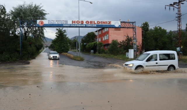 Oltu'da sağanak yağış sele dönüştü