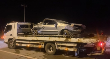 Önce direğe çaptı sonra takla attı!