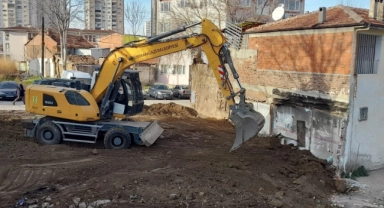 Osmangazi Belediyesi, Tayakadın Mahallesi'ndeki metruk binaları yıkıyor