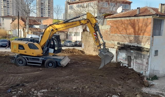 Osmangazi Belediyesi, Tayakadın Mahallesi'ndeki metruk binaları yıkıyor