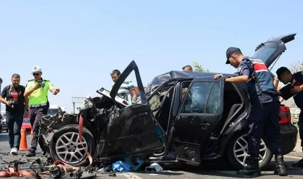 Otomobil, 2 araca çarptı! Anne ve 2 oğlu yaralı