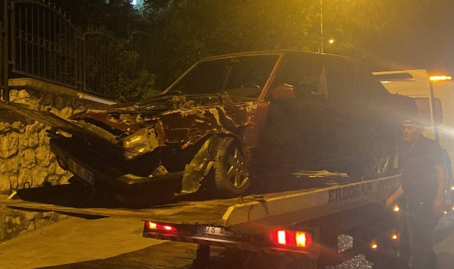 Otomobil aydınlatma direğine çarptı! 1 yaralı