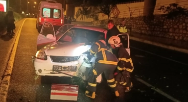 Otomobil aydınlatma direğine çarptı: 5 yaralı