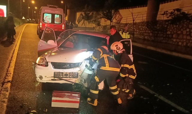 Otomobil aydınlatma direğine çarptı: 5 yaralı