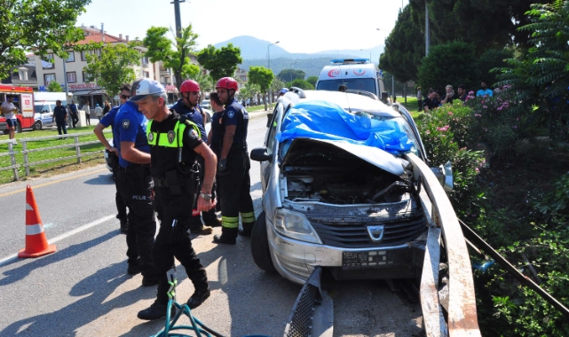 Otomobil bariyere saplandı! Feci kazada can verdi