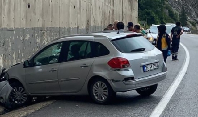 Otomobil istinat duvarına çarptı: 3 yaralı