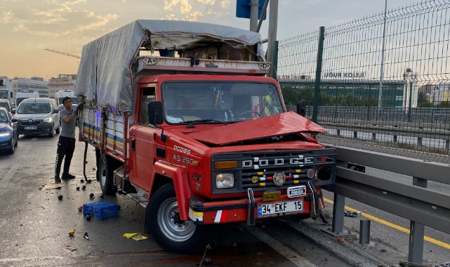 Otomobil, meyve yüklü kamyonete çarptı! 2 ölü